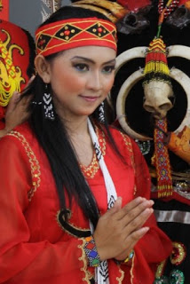 Intip Kecantikan Gadis-gadis Suku Dayak