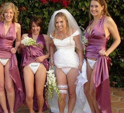 Unik: Pamer Celana Dalam Saat Menyambut Tamu Undangan pernikahan