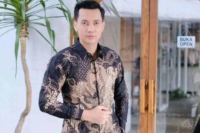 Baju Batik Pria Kekinian