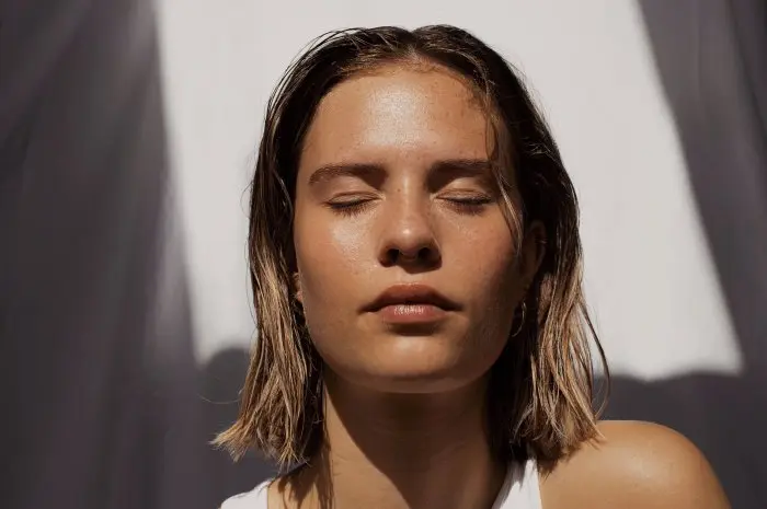 10 Cara Menonjolkan Kecantikan Alami Tanpa Makeup