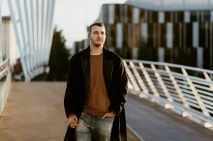 Item Fashion Esensial Pria untuk Liburan Musim Panas