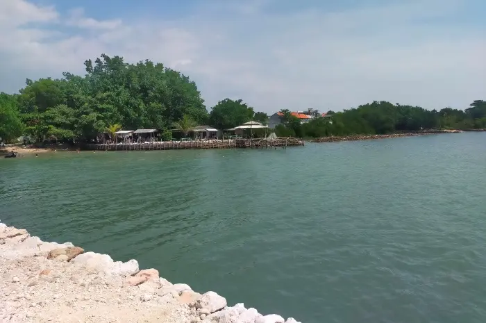 Lokasi Strategis dan Akses Mudah Ke Pantai Delegan