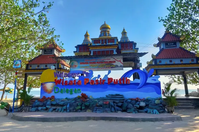 Pantai Delegan, Pantai Pasir Putih di Gresik yang Menawarkan Keindahan Alam Eksotis