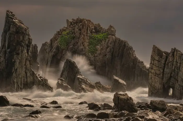Pantai Gigi Hiu, Pantai Pasir Putih dengan Deretan Batu Karang Raksasa di Lampung