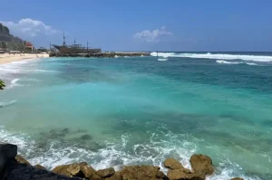 Pantai Melasti Ungasan, Pantai Eksotis dengan Tebing Kapur Memukau di Bali