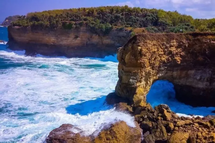 Pantai Karang Bolong