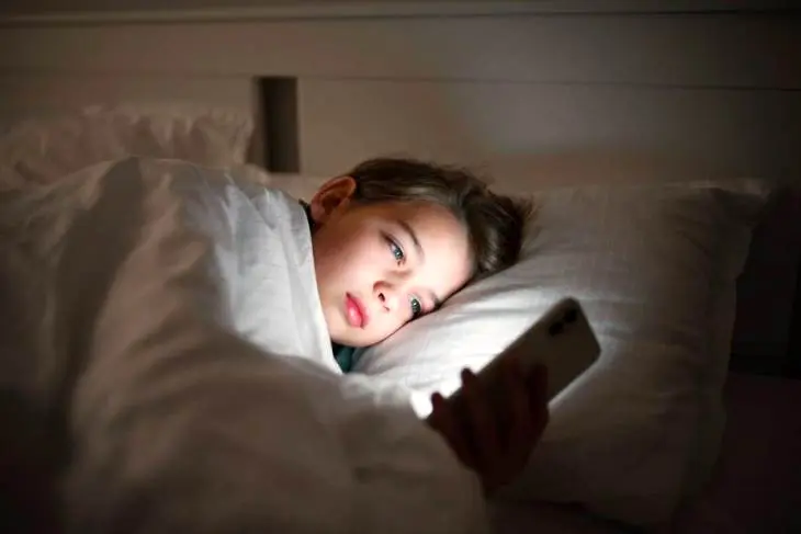 Efek Gadget Sebelum Tidur: Bagaimana Cahaya Biru Merusak Pola Tidur Anda?