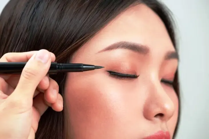 Eye Makeup untuk Mata Sipit: Trik Memperbesar Mata secara Instan